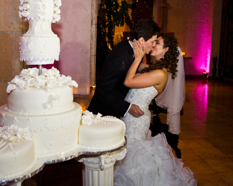Las Velas Wedding bride groom kiss